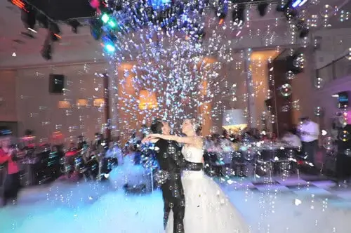 חתן וכלה בסלואו ראשון מיד לאחר החופה